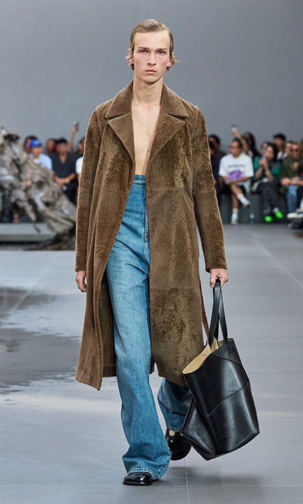 تصميم جريئة وغير مألوفة من LOEWE لموسم ربيع وصيف 2024